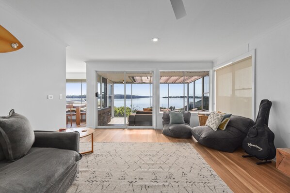 Smart TV, fireplace, ping pong, books