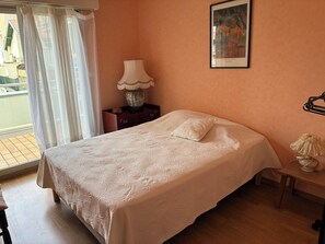 2 bedrooms, iron/ironing board, bed sheets