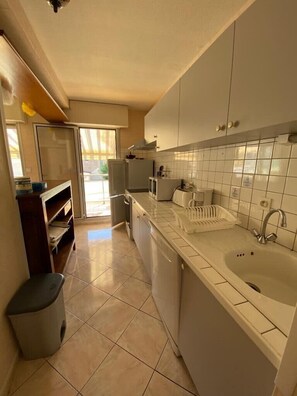 Kjøleskap, mikrobølgeovn, ovn og oppvaskmaskin