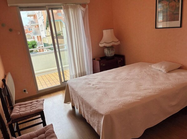 2 室のベッドルーム、アイロン / アイロン台、ベッドシーツ