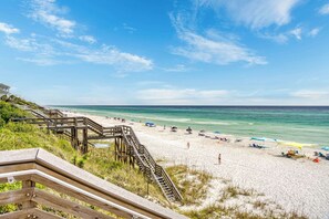 Una spiaggia nelle vicinanze