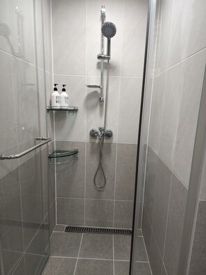 Combined shower/bathtub, hair dryer, bidet, towels - Busan ocean view (부산광역시)