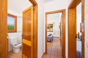 4 habitaciones, tabla de planchar con plancha, cuna de viaje y wifi 