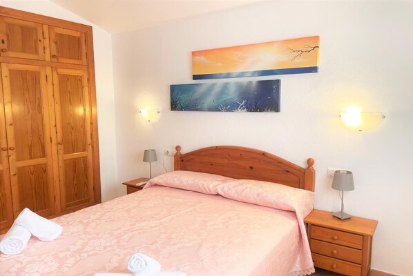 4 bedrooms, iron/ironing board, travel cot, WiFi - Villa Mar Uno - Three Bedroom Villa, Sleeps 6 (Cap d'Artrutx)