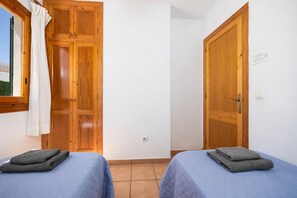 4 habitaciones, tabla de planchar con plancha, cuna de viaje y wifi