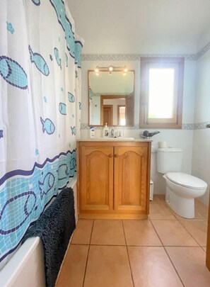 Badewanne, Haartrockner, Handtücher