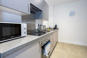 冷蔵庫、電子レンジ、オーブン、コンロ