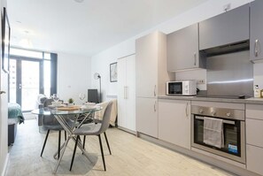 Fridge, microwave, oven, stovetop - Bright Manchester Studio Apartment with Balcony (Greater Manchester)