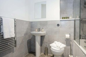 Baignoire, séchoir à cheveux, serviettes fournies