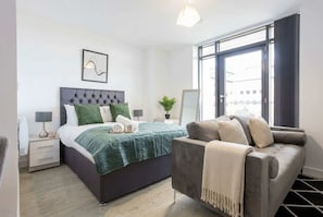 1 bedroom, iron/ironing board, WiFi, bed sheets - Bright Manchester Studio Apartment with Balcony (Greater Manchester)