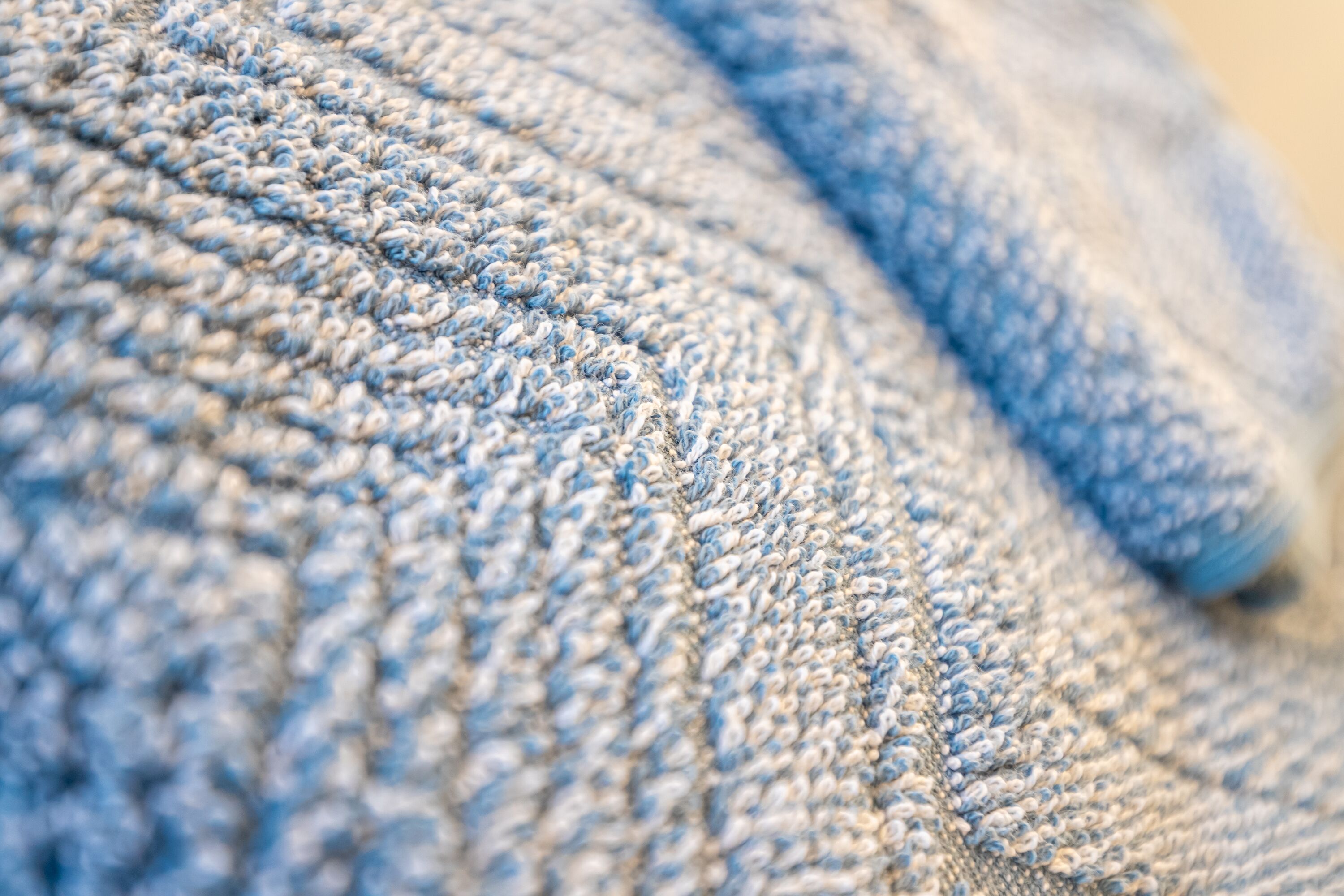 Un gros plan d’un tissu à texture particulière, dont le motif présente un tissage en diagonale.