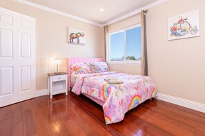 4 Schlafzimmer, Schreibtisch, Bügeleisen/Bügelbrett, WLAN