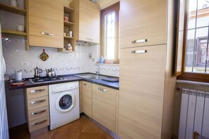 Refrigerador con freezer, microondas, lavavajillas, tostadora