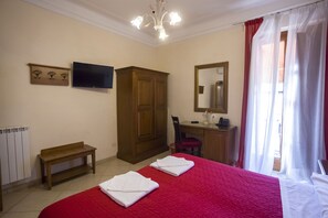 In-room safe, desk, laptop workspace, soundproofing - Anthony House Via Villafranca (Rome)