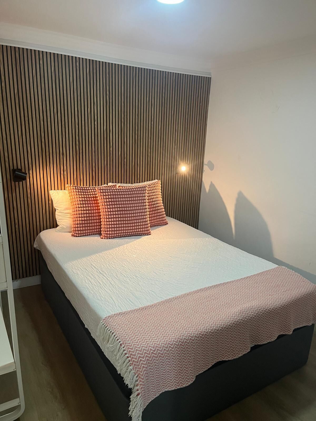 1 غرفة نوم ومكواة/لوح كي وواي فاي وملاءات أسرّة