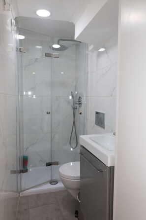 Shower, hair dryer, towels, soap - Casa Travessa dos Lagares, located in the city center (Lisboa)