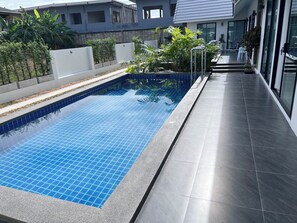 Hồ bơi ngoài trời