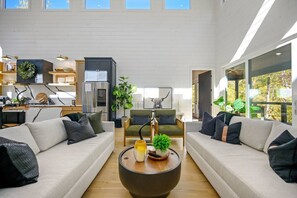 Smart TV, fireplace, video games, table football - PeacefulSecludedCreek/HotTub/PoolTable/Swings (Broken Bow)