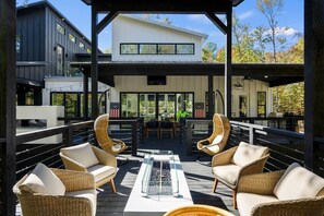 Terrace/patio - ModernLuxury/PeacefulCreek/HotTub/PoolTable/Swings (Broken Bow)