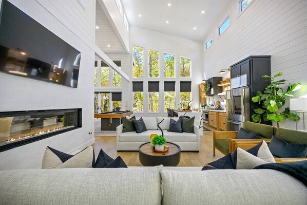 Smart TV, fireplace, video games, table football - PeacefulSecludedCreek/HotTub/PoolTable/Swings (Broken Bow)