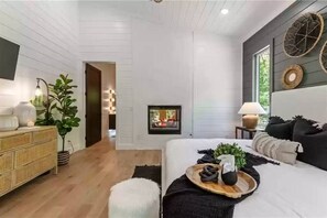 4 bedrooms, iron/ironing board, travel cot, WiFi - PeacefulSecludedCreek/HotTub/PoolTable/Swings (Broken Bow)