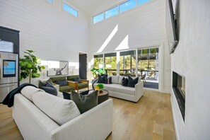 Smart TV, fireplace, video games, table football - ModernLuxury/PeacefulCreek/HotTub/PoolTable/Swings (Broken Bow)