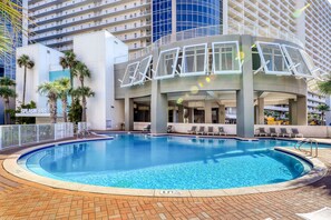 A heated pool - Spacious condo with bunk beds, rooftop pool, hot tub, washer/dryer & central AC (Panama City Beach)