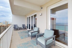 Terrace/patio - Spacious condo with bunk beds, rooftop pool, hot tub, washer/dryer & central AC (Panama City Beach)