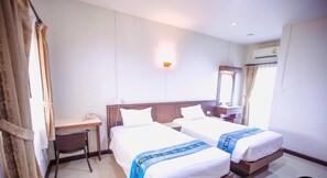 Habitación estándar con 2 camas individuales | Caja fuerte, wifi gratis, ropa de cama