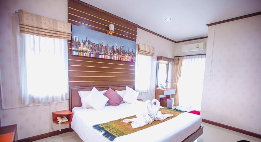 In-room safe, free WiFi, bed sheets