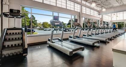 Spacious Sea Colony second floor condo with pools, hot tubs & washer/dryer