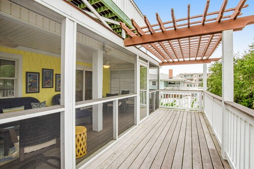 Cottage Near the Ocean with a Roof-top Deck, A/C, and WiFi