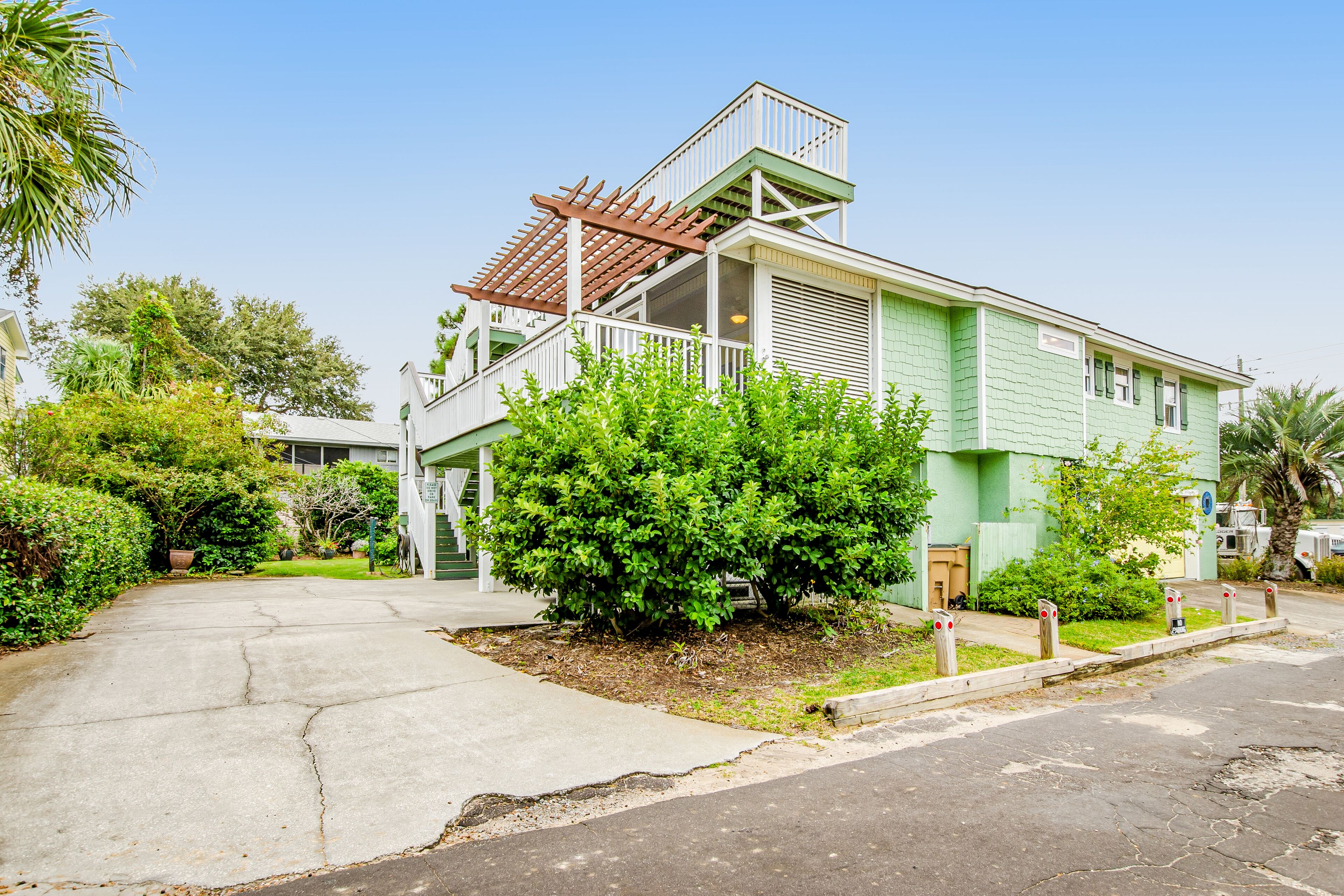 Dog Friendly Cottage Near the Ocean w/ Roof-top Deck, A/C, WiFi