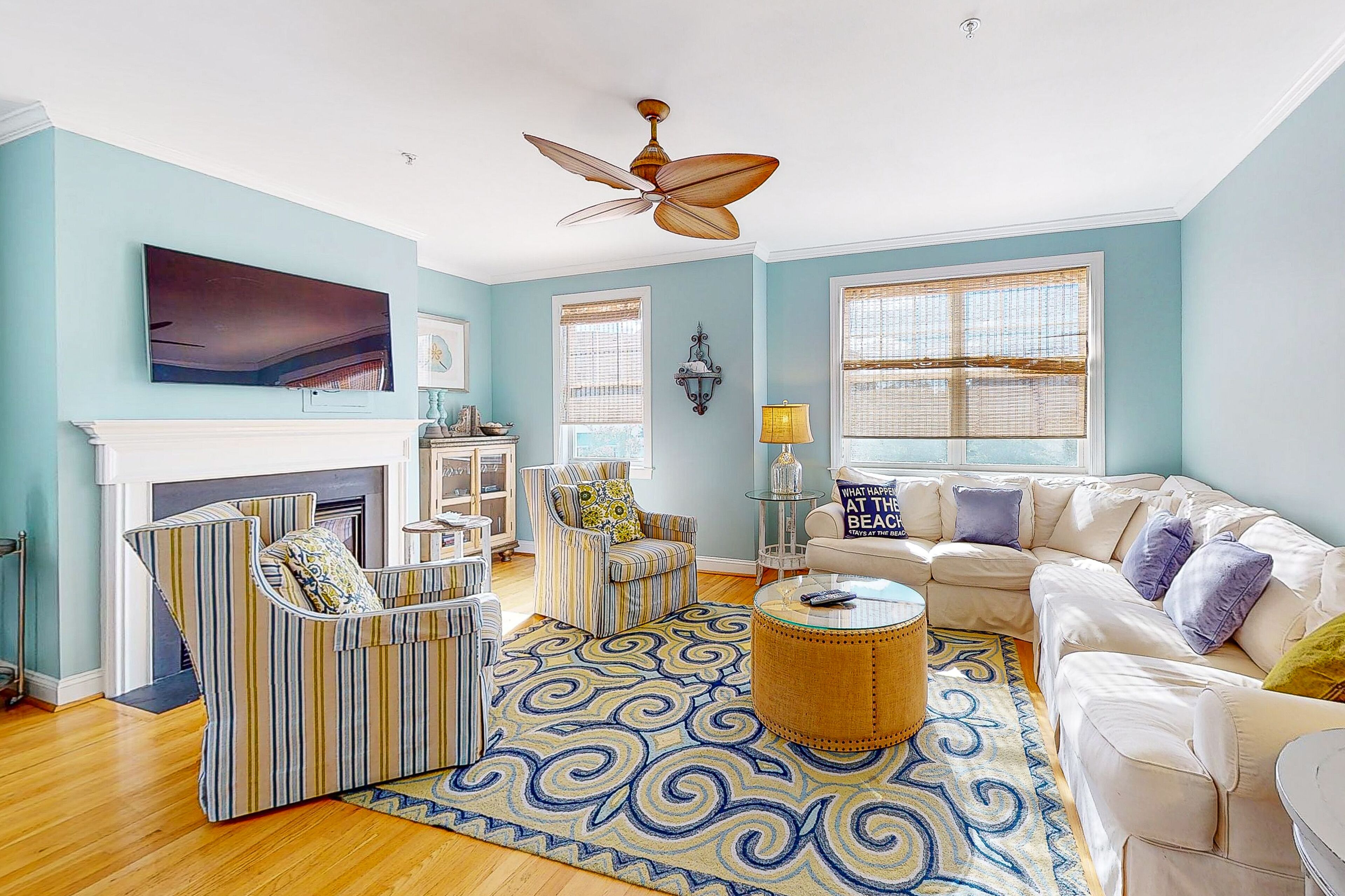 Edgewater Park townhouse - fast WiFi, central AC & washer/dryer