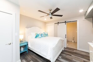 2 bedrooms, iron/ironing board, WiFi, bed sheets - Blaizy Dayz | Walk to Old Town | Golf Cart (Bay St. Louis)