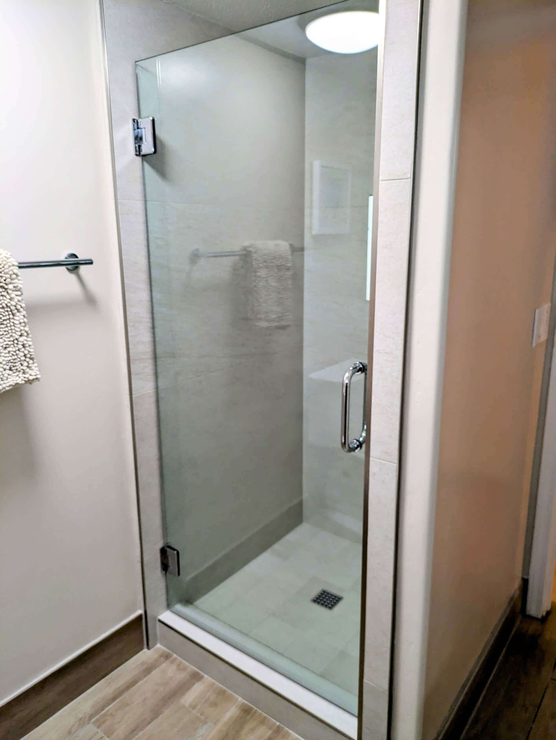 Vasca, asciugacapelli, asciugamani, shampoo