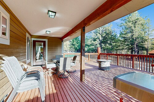 Cozy home with gas fireplace and private washer/dryer - close to skiing