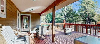 Cozy home with gas fireplace and private washer/dryer - close to skiing