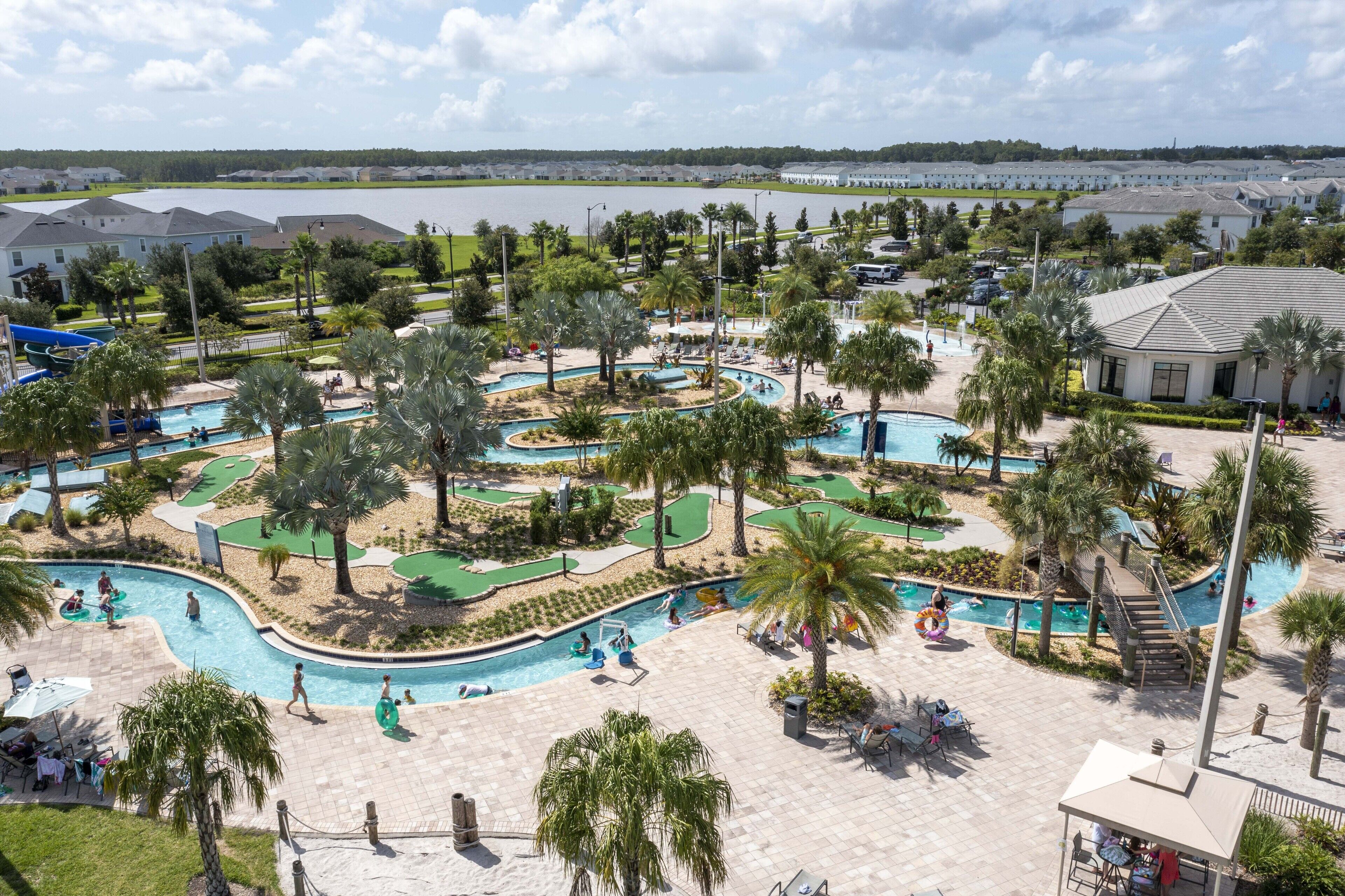 Piscina all&#x27;aperto, una piscina riscaldata