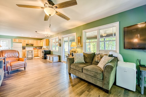 Private mountain getaway with firepit, amazing views & EV charger - dog-friendly