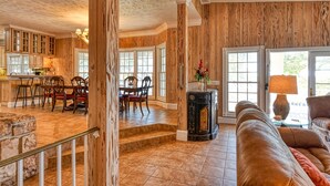 Living area - Inlet View House: 4 Bedrooms, 3 Bathrooms, Inlet Front Dock, Deep Water Marsh (Murrells Inlet)