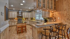 Private kitchen - Inlet View House: 4 Bedrooms, 3 Bathrooms, Inlet Front Dock, Deep Water Marsh (Murrells Inlet)