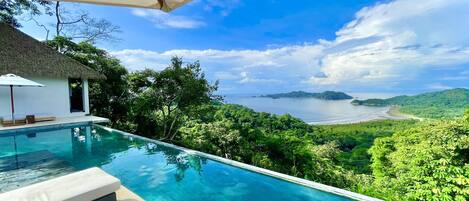 Piscine extérieure, piscine à débordement