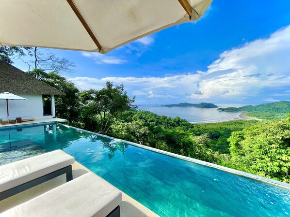 Piscine extérieure, piscine à débordement