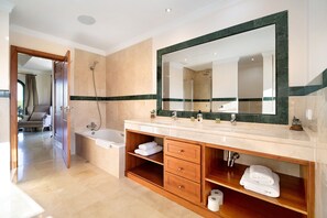 Badewanne, Haartrockner, Handtücher