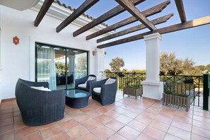 Terrace/patio - Villa "Arcos golf Jacaranda" con vistas a la montaña, piscina y Wi-Fi, 5 dormitorios (Arcos de la Frontera)