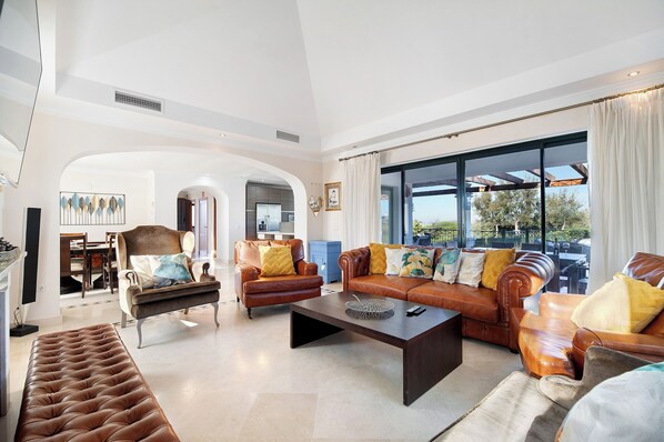 TV - Villa "Arcos golf Jacaranda" con vistas a la montaña, piscina y Wi-Fi, 5 dormitorios (Arcos de la Frontera)