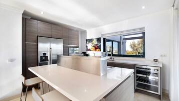 Køleskab, mikrobølgeovn, ovn, kogeplade