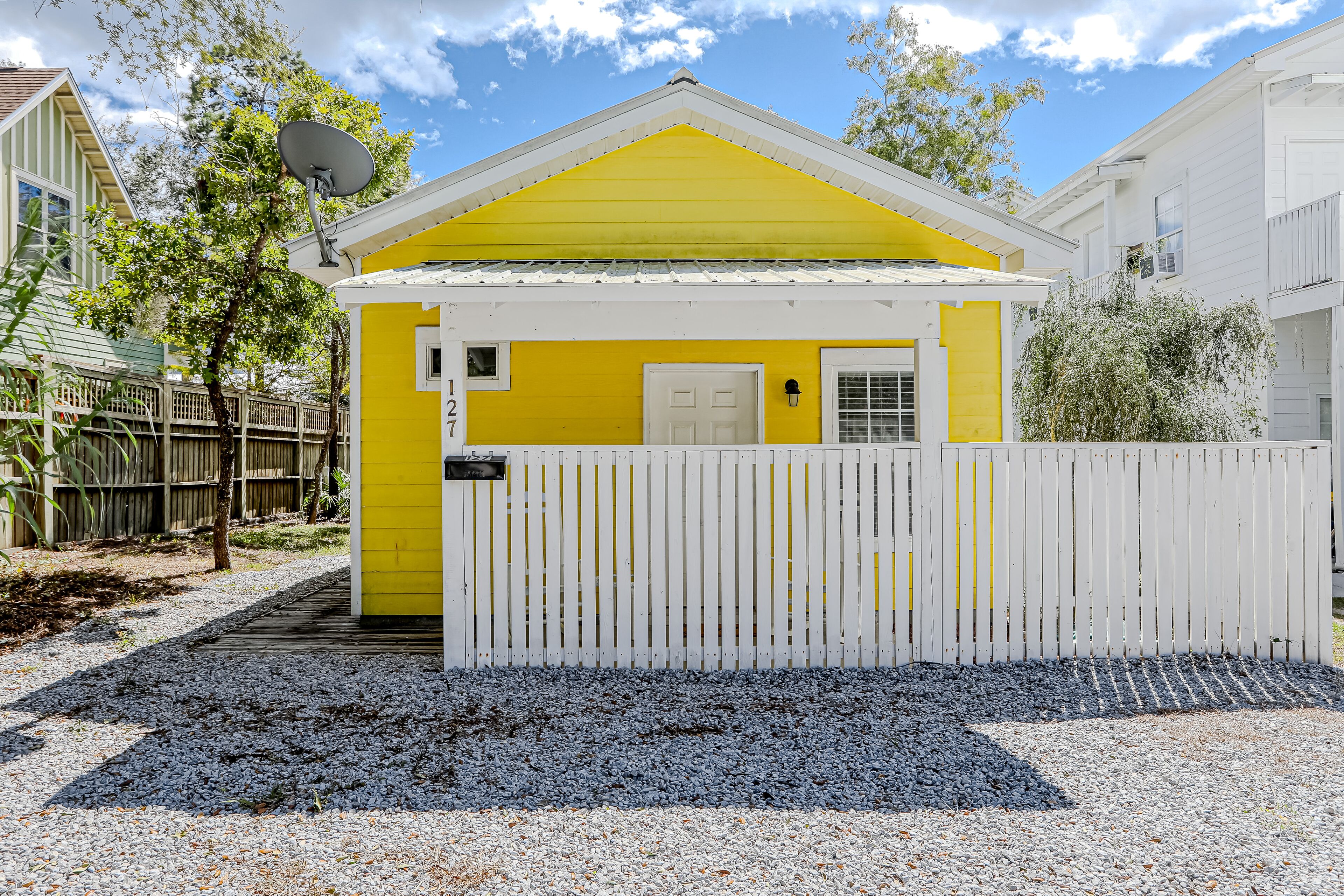 Dog-friendly cottage near the beach with enclosed backyard, firepit, and grill