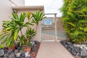 Exterior detail - Ocean-view condo with furnished lanai & pool - walk to beach & dining (Kailua-Kona)
